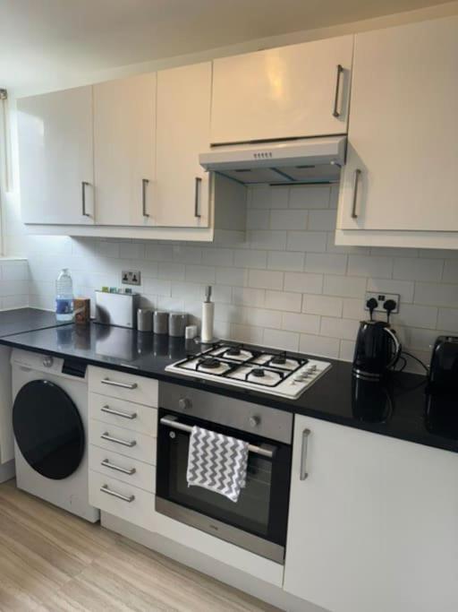 Apartament Stylish 2-bedroom Duplex Sleeps 6 Londra