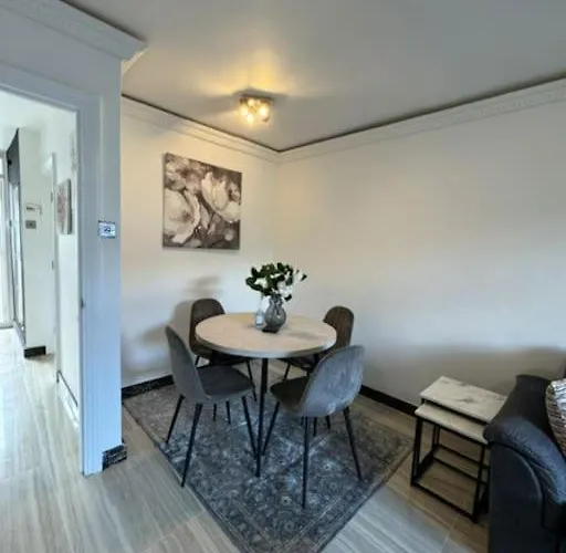 Stylish London Stay 2-Bedroom Duplex Sleeps 6