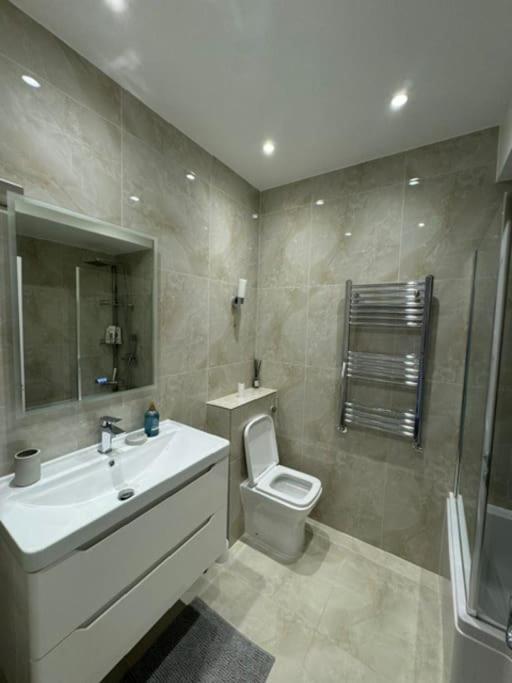 Stylish 2-bedroom Duplex Sleeps 6 Appartamento Londra