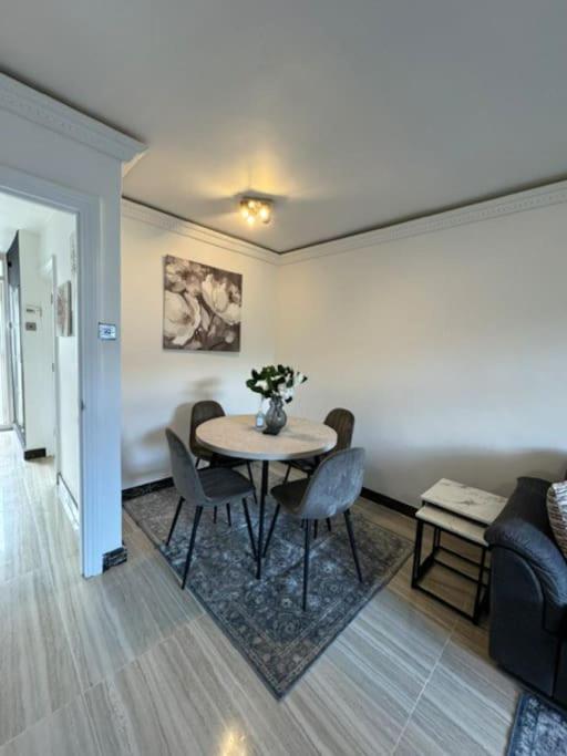 Stylish 2-bedroom Duplex Sleeps 6 Appartamento *