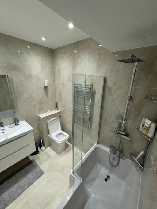 Stylish 2-bedroom Duplex Sleeps 6 * Londra